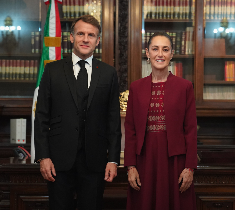 Imagen de Y Claudia Sheinbaum se reune con Emmanuel Macron presidente de Francia en palacio nacional. La presidenta dice la relación bilateral fortalece el respeto mutuo, el diálogo y la hermandad entre nuestros pueblos. La bienvenida fue bastante sobria acompañada de banda militar. 